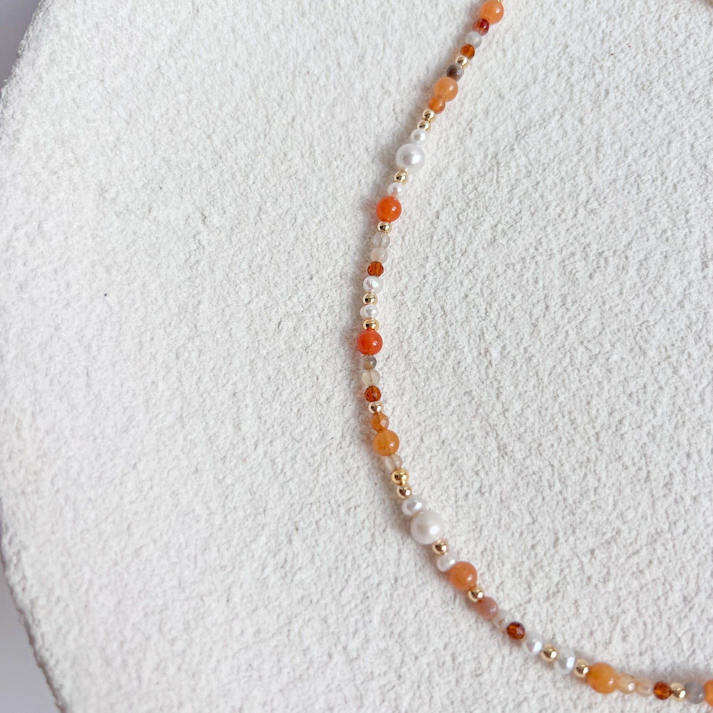 Orangene Perlenkette für Damen mit Edelsteinen & Süßwasserperlen. Handgemachter Schmuck, Vergoldeter Edelstahl, Geschenk für Frauen, Winnis Corner