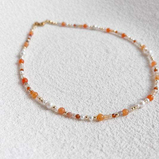 Orangene Perlenkette für Damen mit Edelsteinen & Süßwasserperlen. Handgemachter Schmuck, Vergoldeter Edelstahl, Geschenk für Frauen, Winnis Corner