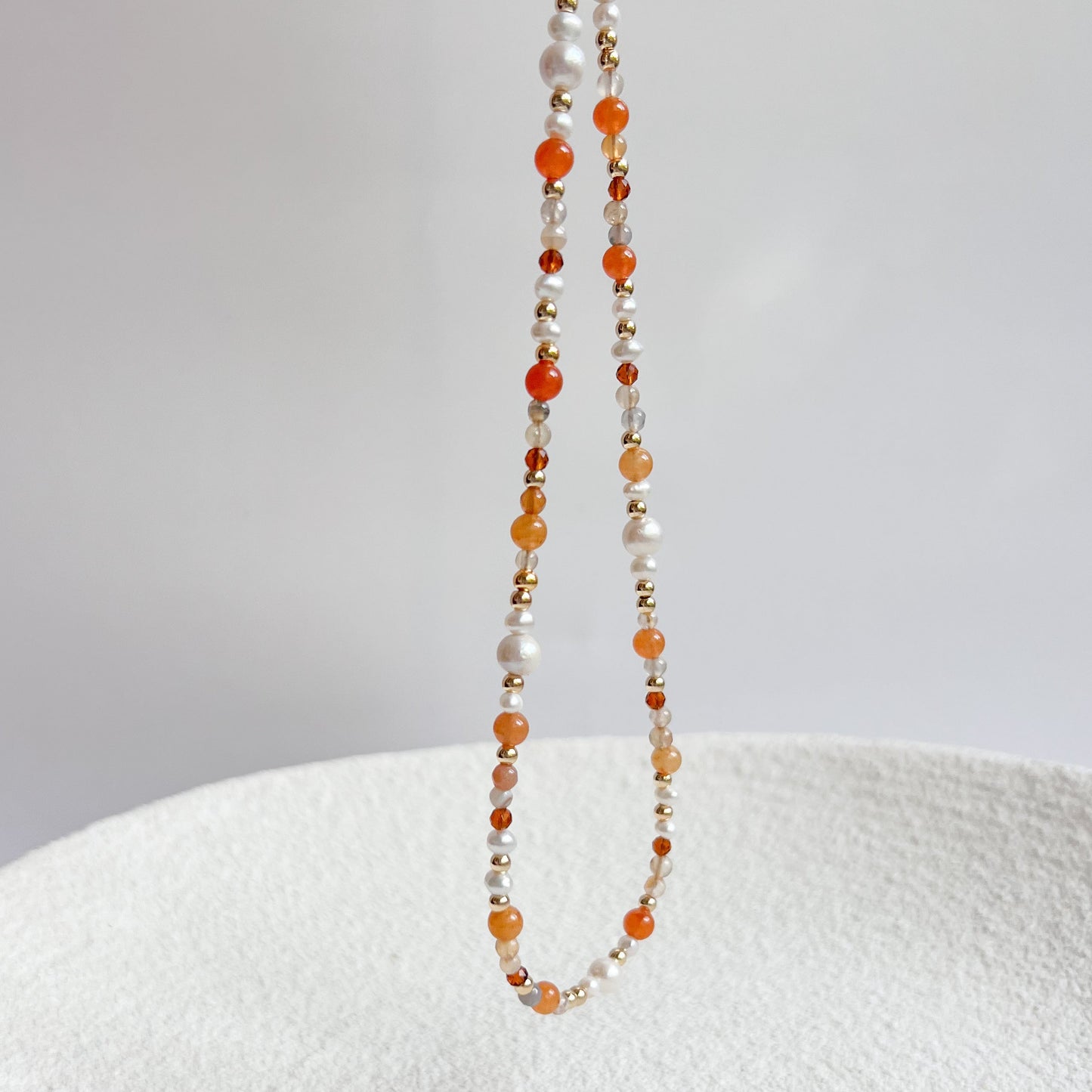Orangene Perlenkette für Damen mit Edelsteinen & Süßwasserperlen. Handgemachter Schmuck, Vergoldeter Edelstahl, Geschenk für Frauen, Winnis Corner