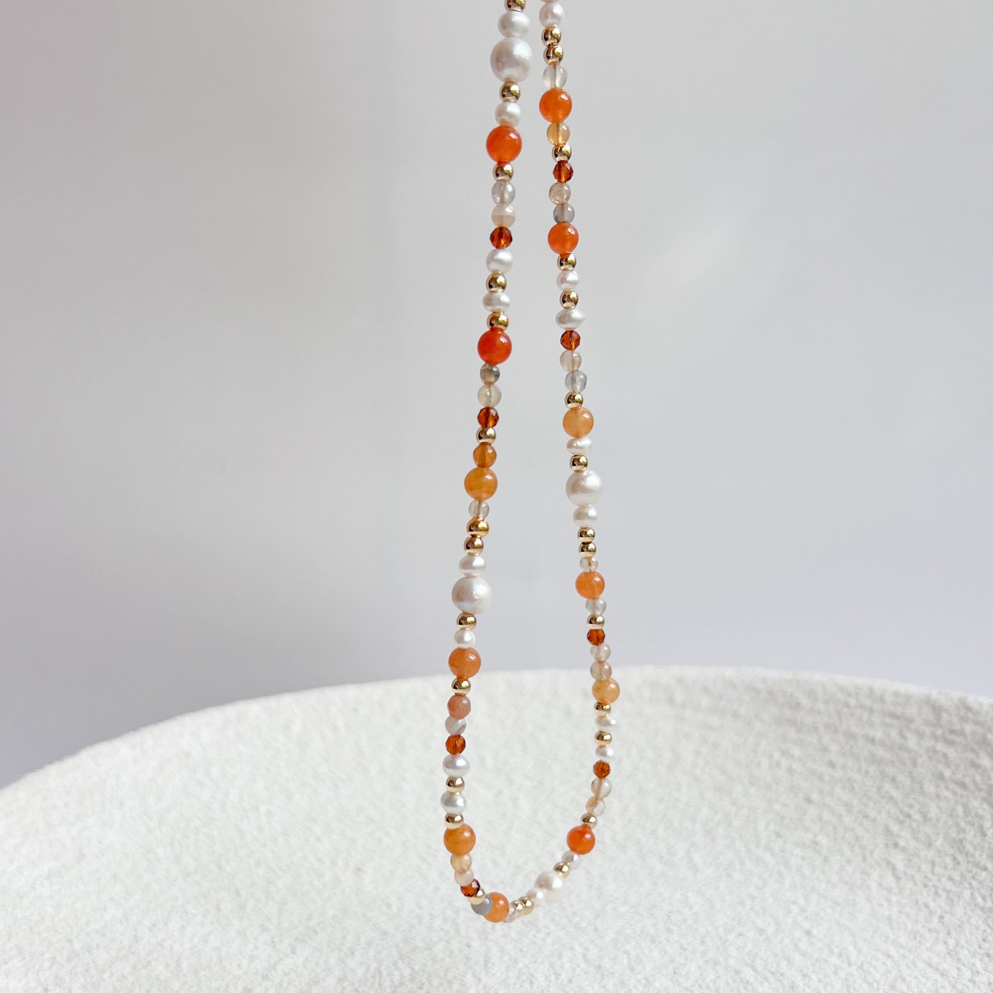 Orangene Perlenkette für Damen mit Edelsteinen & Süßwasserperlen. Handgemachter Schmuck, Vergoldeter Edelstahl, Geschenk für Frauen, Winnis Corner