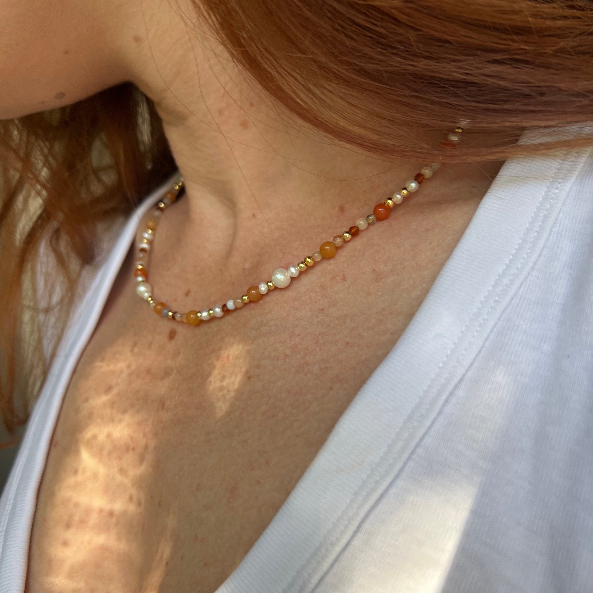 Orangene Perlenkette für Damen mit Edelsteinen & Süßwasserperlen. Handgemachter Schmuck, Vergoldeter Edelstahl, Geschenk für Frauen, Winnis Corner