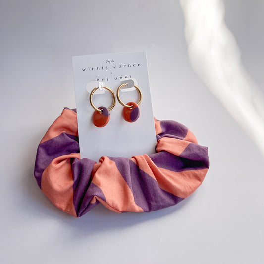 Scrunchie Set LORE aus Baumwolle mit passenden Ohrringen aus Polymerton und vergoldetem Edelstahl in Naturtönen