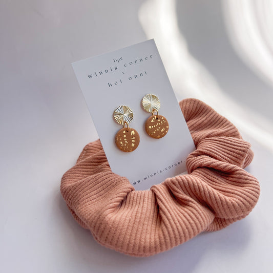 Scrunchie Set ESTHER aus Baumwolle mit passenden Ohrringen aus Polymerton und vergoldetem Edelstahl in Naturtönen