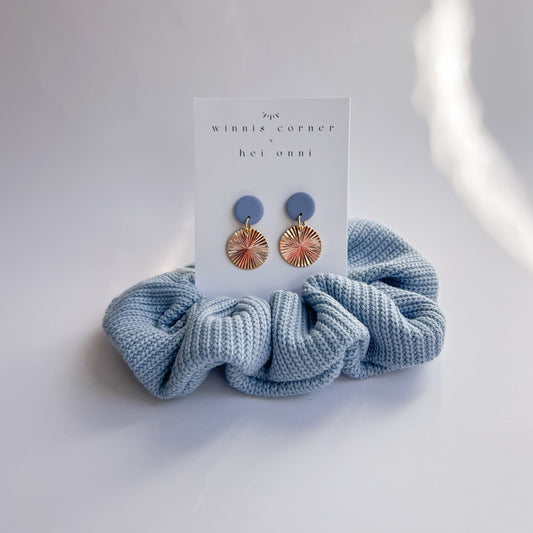 Scrunchie Set LAILA aus Baumwolle mit passenden Ohrringen aus Polymerton und vergoldetem Edelstahl in Blautönen