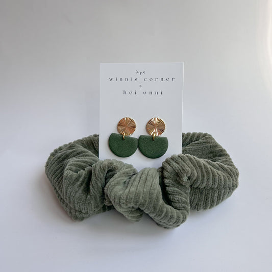 Scrunchie Set MAIRE aus Baumwolle mit passenden Ohrringen aus Polymerton und vergoldetem Edelstahl in Khaki