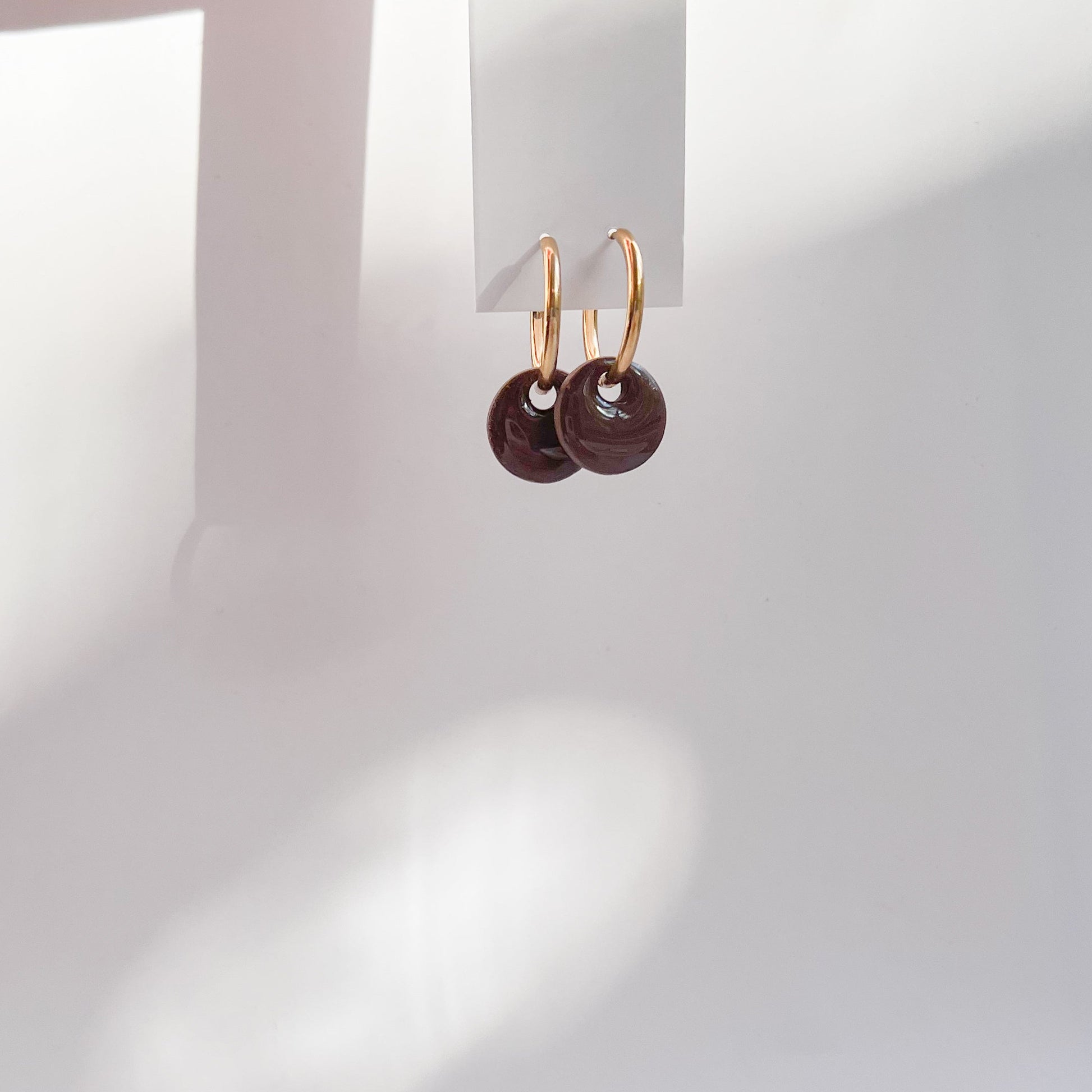 Goldene Creolen mit rundem Anhänger aus Polymerton in Braun oder Rosa, Edelstahl vergoldet, handgemachte Ohrringe, Winnis Corner I JULIE