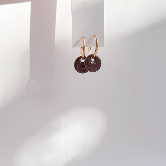 Goldene Creolen mit rundem Anhänger aus Polymerton in Braun oder Rosa, Edelstahl vergoldet, handgemachte Ohrringe, Winnis Corner I JULIE