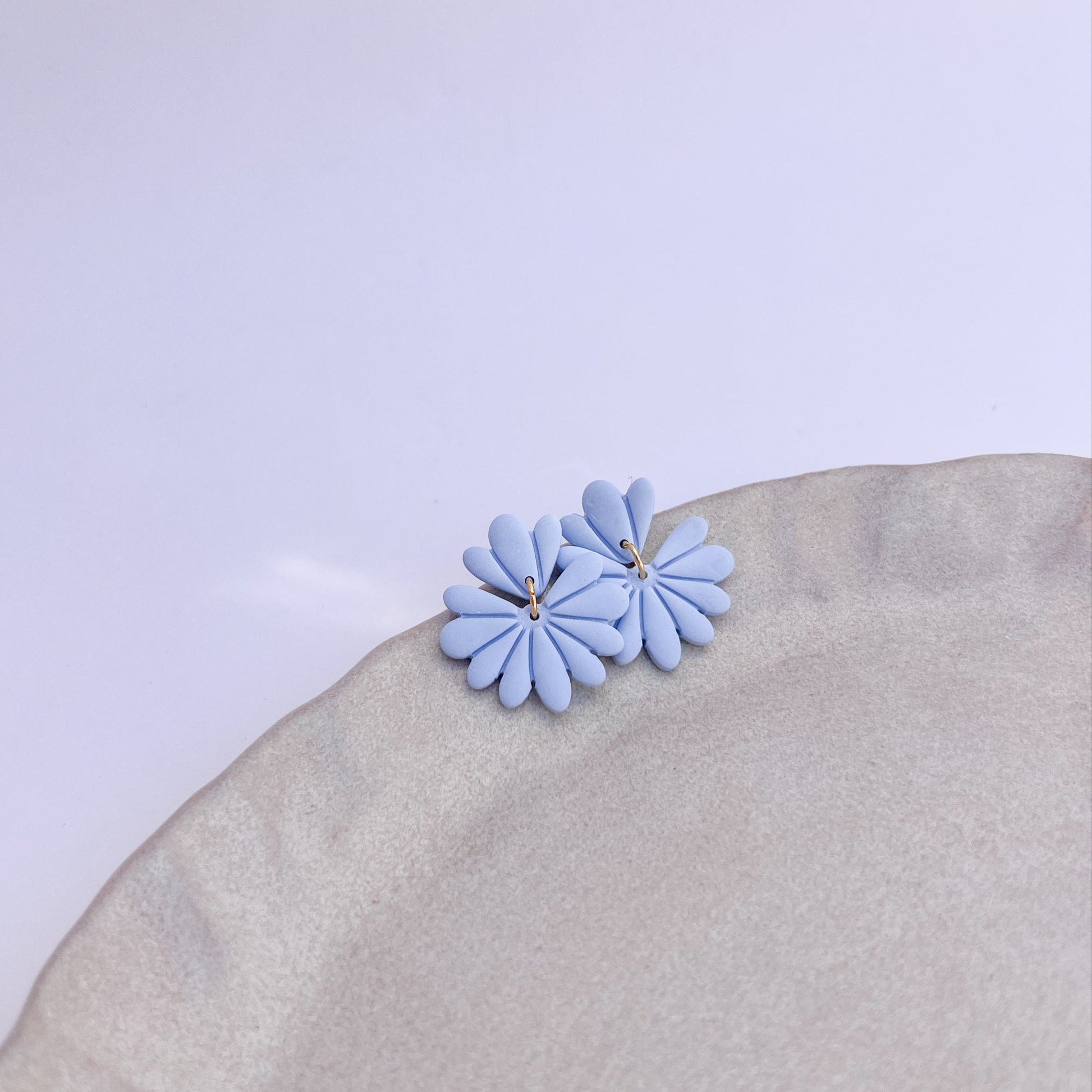 Florale Ohrringe aus Polymerton, handgemachte Ohrringe in verschiedenen Farben mit Edelstahlstecker, Ohrringe Alora, Winnis Corner