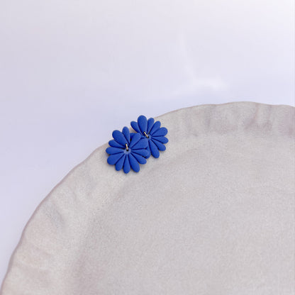 Florale Ohrringe aus Polymerton, handgemachte Ohrringe in verschiedenen Farben mit Edelstahlstecker, Ohrringe Alora, Winnis Corner
