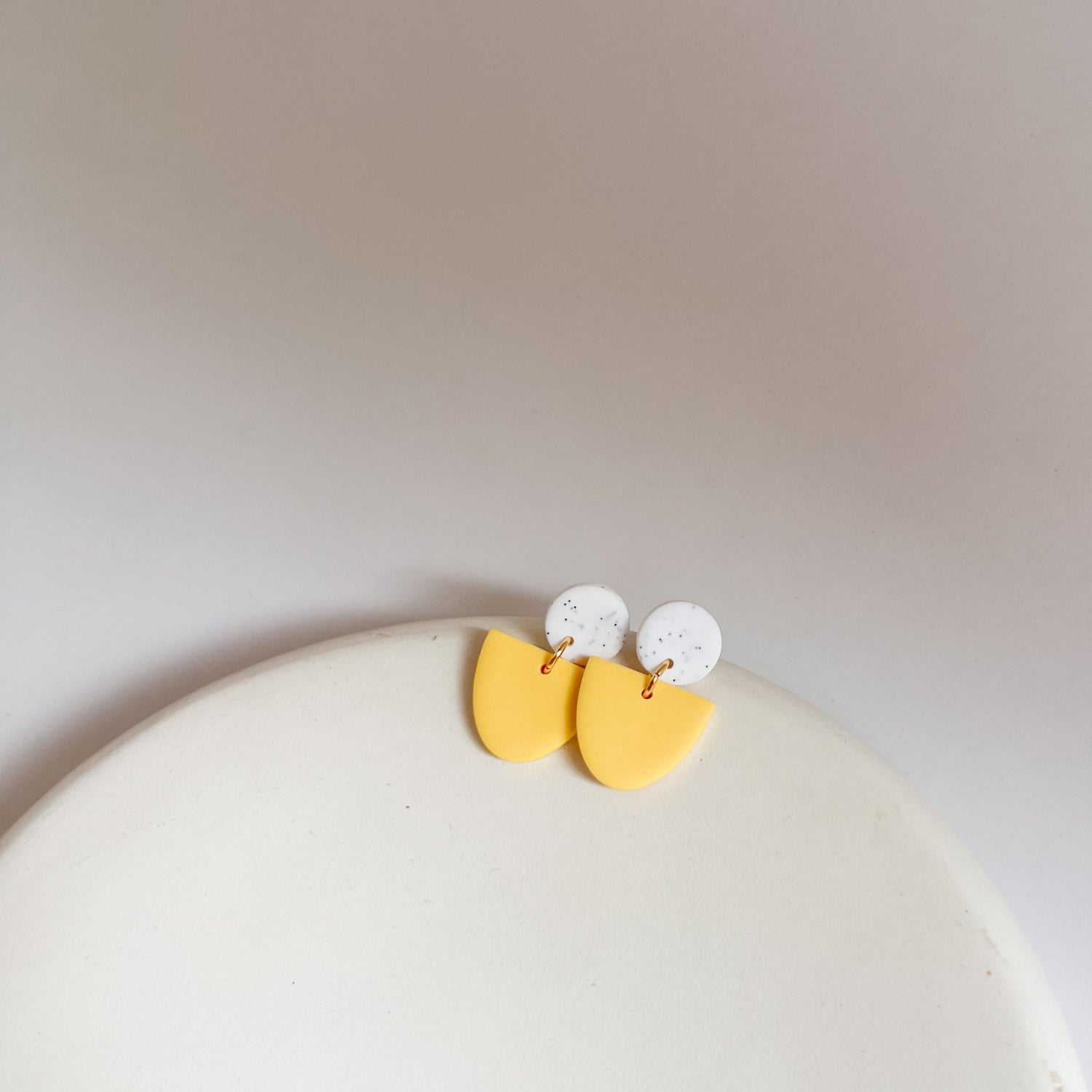 Gelbe Ohrringe mit Edelstahlstecker, Bunte Polymerton Ohrringe, Winnis Corner