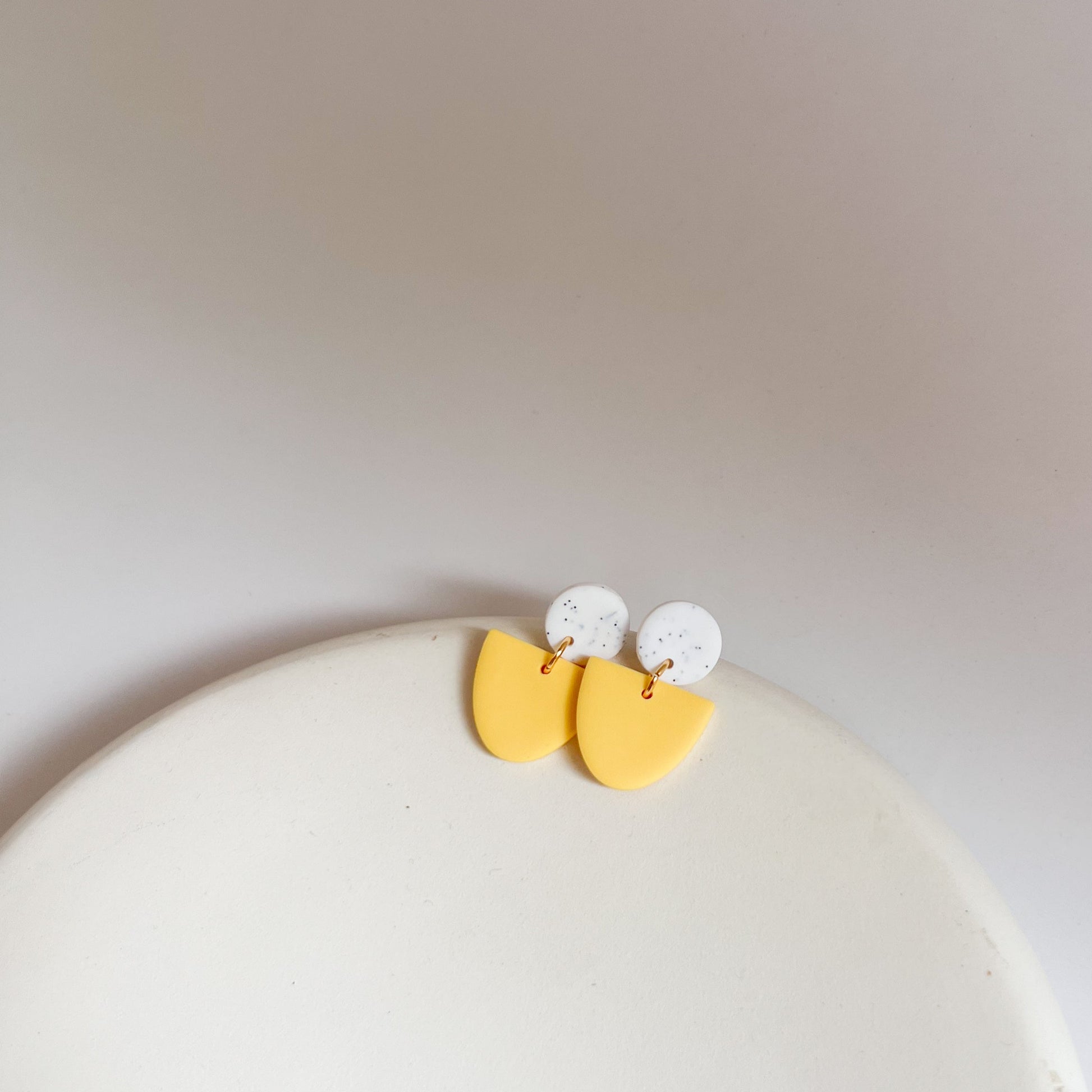 Gelbe Ohrringe mit Edelstahlstecker, Bunte Polymerton Ohrringe, Winnis Corner