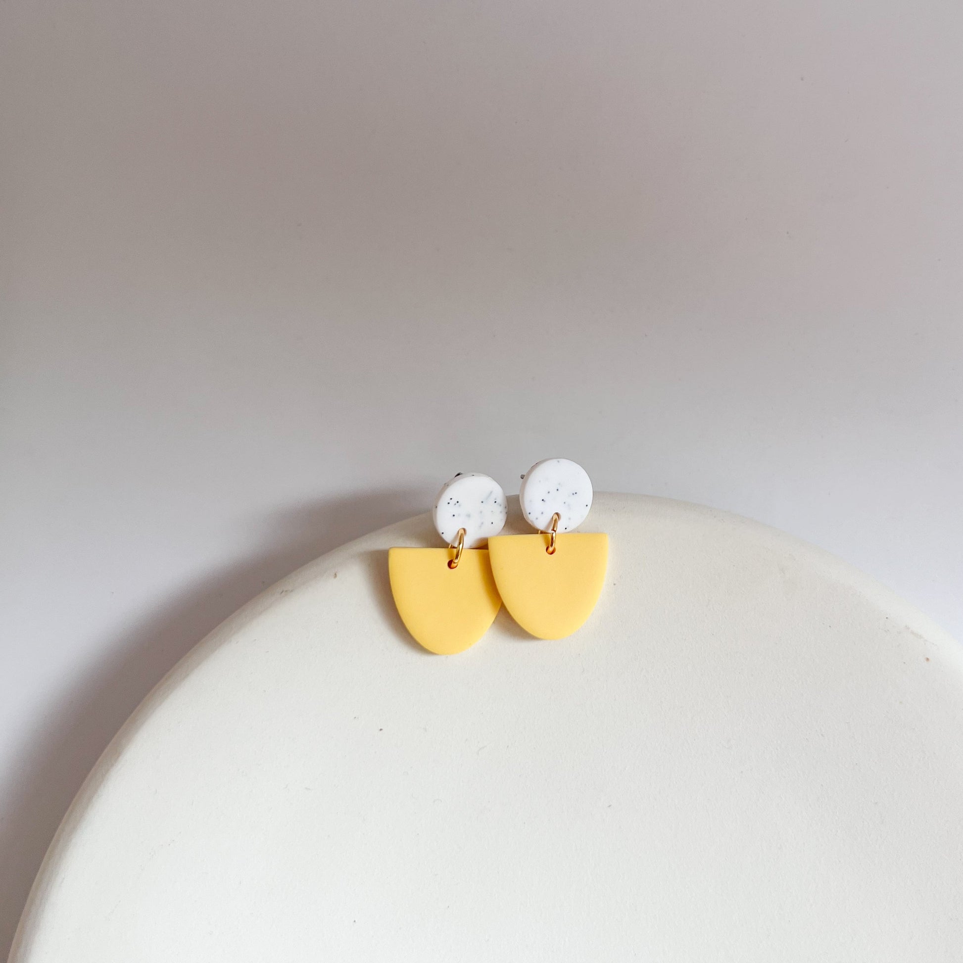 Gelbe Ohrringe mit Edelstahlstecker, Bunte Polymerton Ohrringe, Winnis Corner