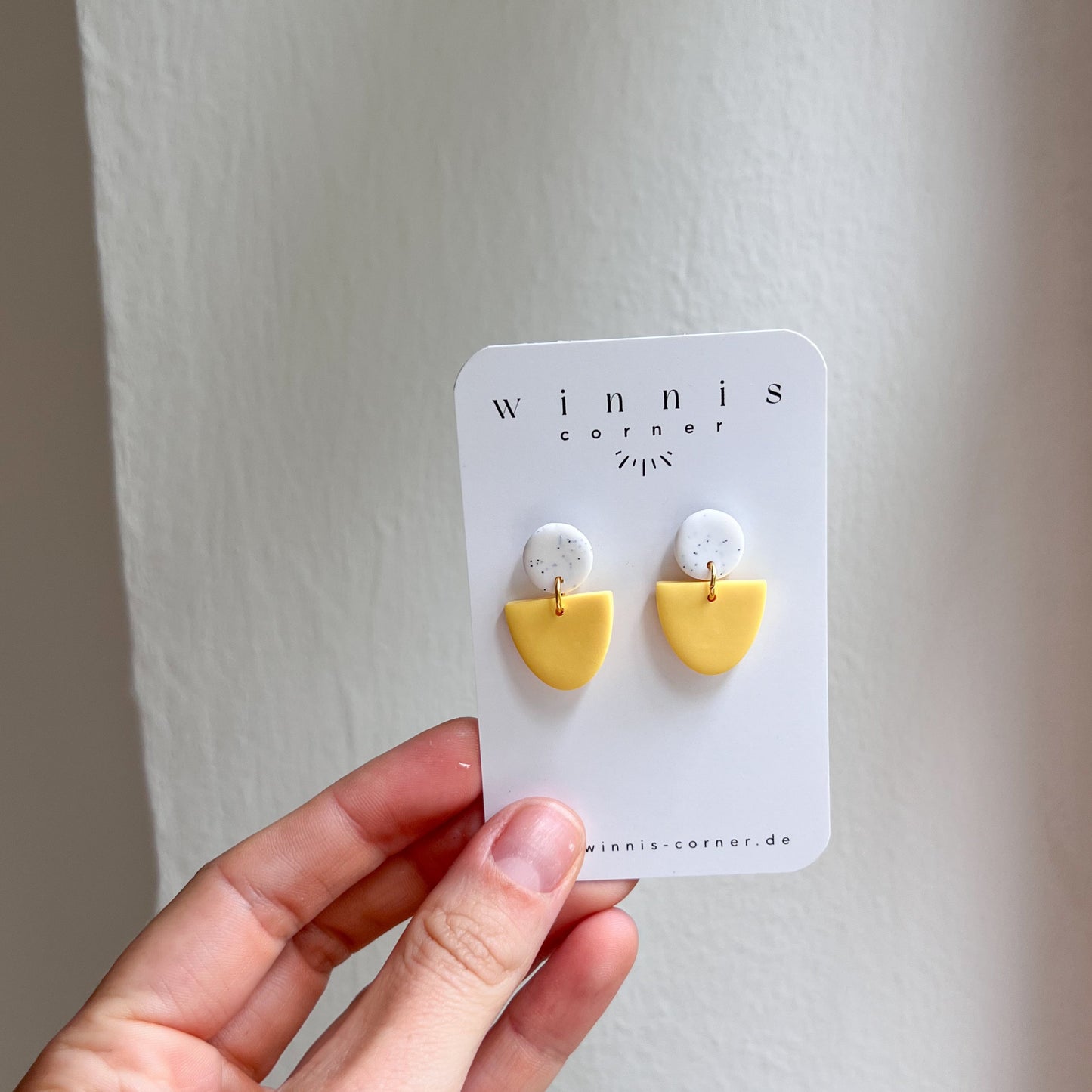 Gelbe Ohrringe mit Edelstahlstecker, Bunte Polymerton Ohrringe, Winnis Corner