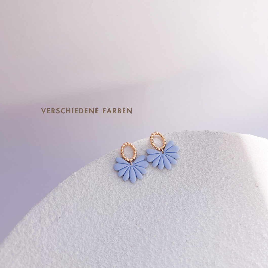 Vergoldete Polymerton Ohrringe in Blüten Form, vergoldeter Edelstahl, Blumenohrringe in verschiedenen Farben, Winnis Corner