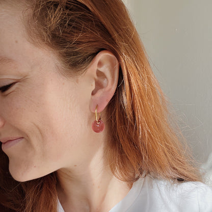 Goldene Creolen mit rundem Anhänger aus Polymerton in Braun oder Rosa, Edelstahl vergoldet, handgemachte Ohrringe, Winnis Corner I JULIE