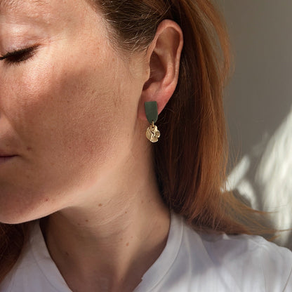 Handgemachte Ohrringe aus Polymerton in Gold in zarten Naturtönen, vergoldeter Edelstahl, Winnis Corner, MINA