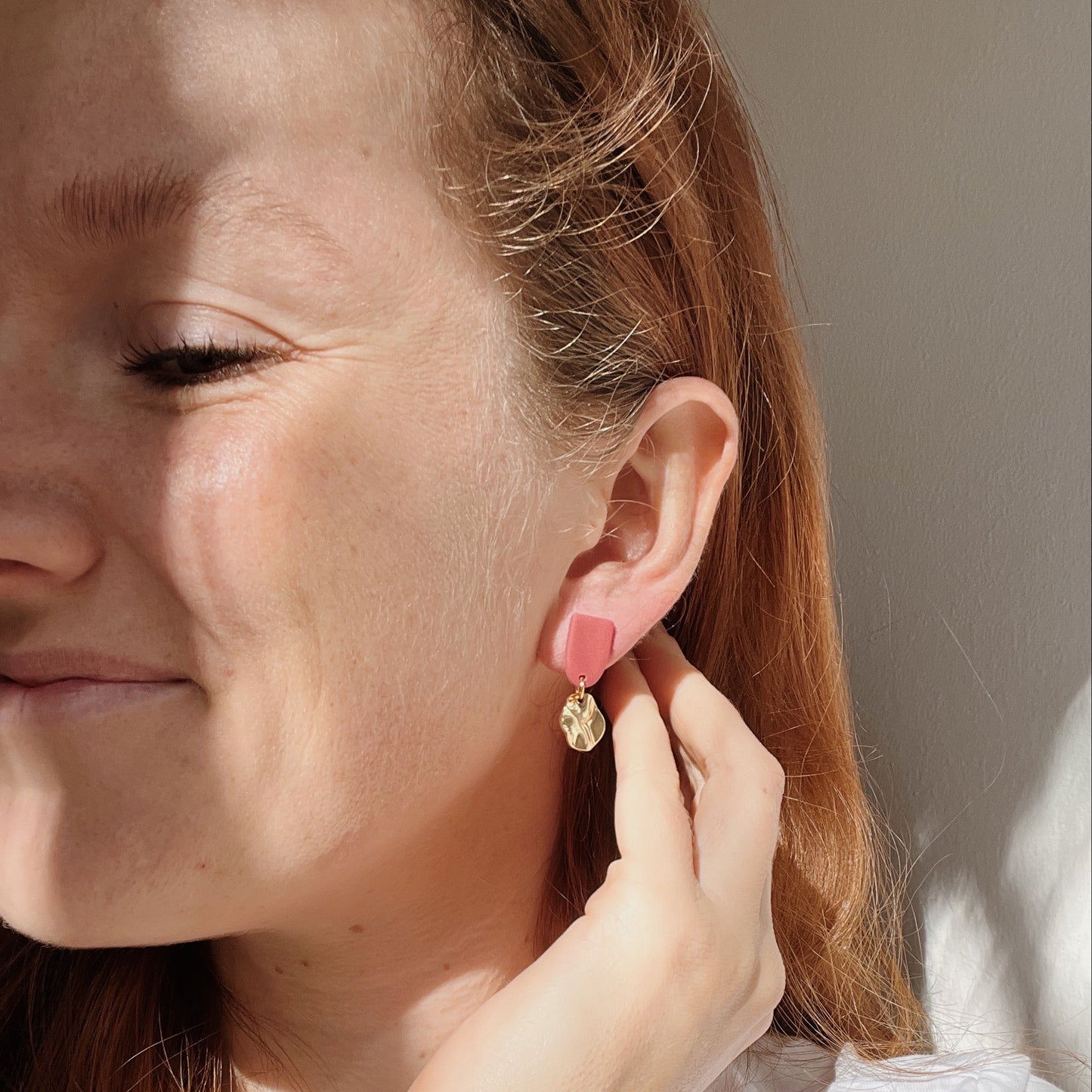 Handgemachte Ohrringe aus Polymerton in Gold in zarten Naturtönen, vergoldeter Edelstahl, Winnis Corner, MINA