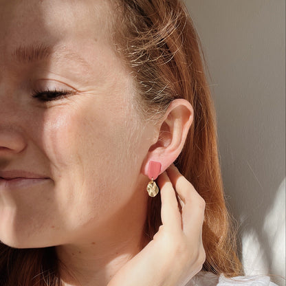 Handgemachte Ohrringe aus Polymerton in Gold in zarten Naturtönen, vergoldeter Edelstahl, Winnis Corner, MINA